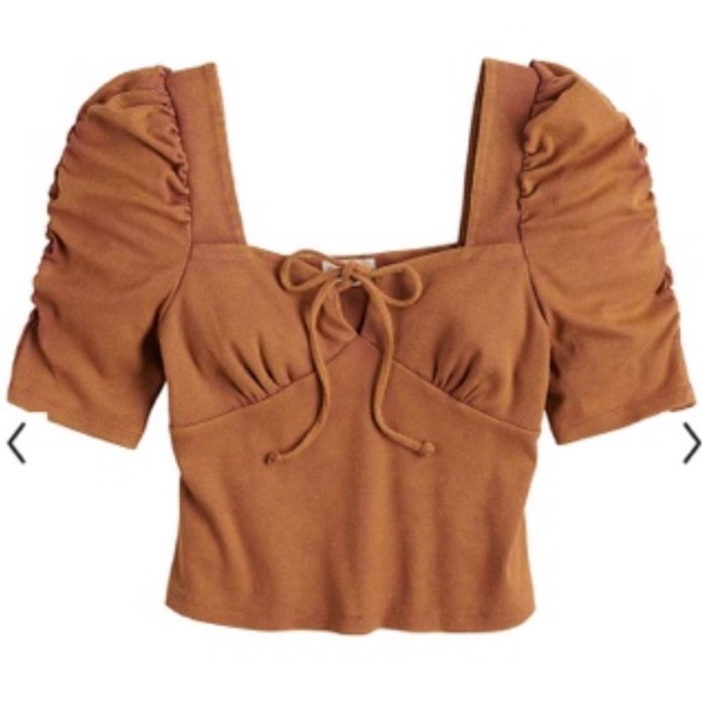 NWT So peep hole bow crop